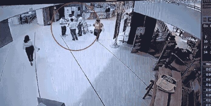 (VIDEO) Momento exacto en que cae yipeta; supermercado emite comunicado