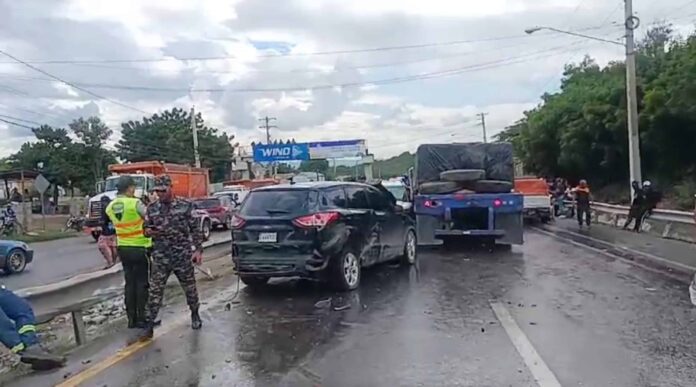 Varios heridos en accidente que involucra al menos 12 vehículos en la autopista Joaquín Balaguer