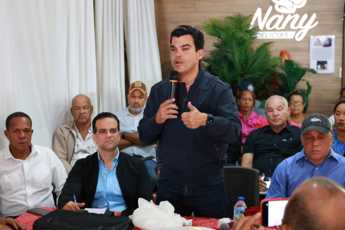 Wellington Arnaud realiza encuentro con representantes comunitarios de María Trinidad Sánchez
