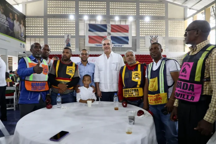 Abinader sostiene almuerzo navideño con cerca de mil motoconchistas