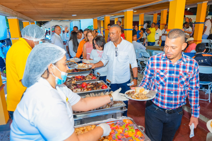 Celebran almuerzo navideño en Azua y San José de Oco; entregan bonos navideños