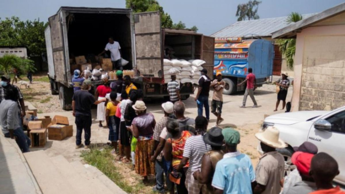 Gobierno de Haití reparte alimentos en jornada de solidaridad por desplazados internos