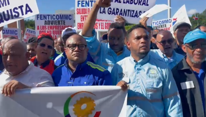 Trabajadores protestan frente al Congreso; exigen no tocar cesantía en Código Laboral