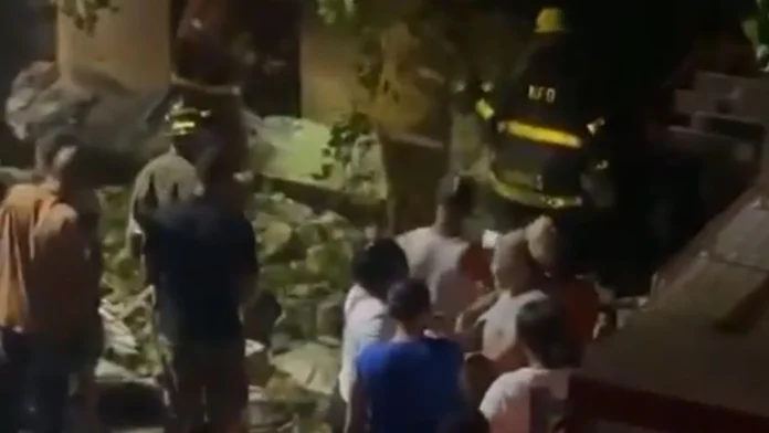 Una niña fallecida tras desplome de vivienda en calle Juan Erazo