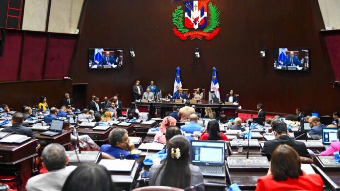 El Congreso desafía plan de austeridad de Abinader y propone crear más de 20 entidades
