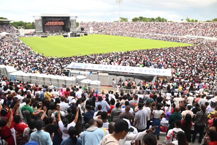 Miles se reúnen en La Batalla de la Fe para iniciar el 2025 con adoración y reflexión espiritual