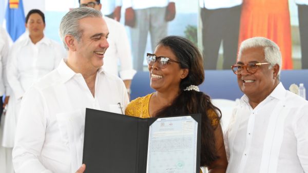 Abinader entrega más de 800 títulos de propiedad a familias de SDE y SDO