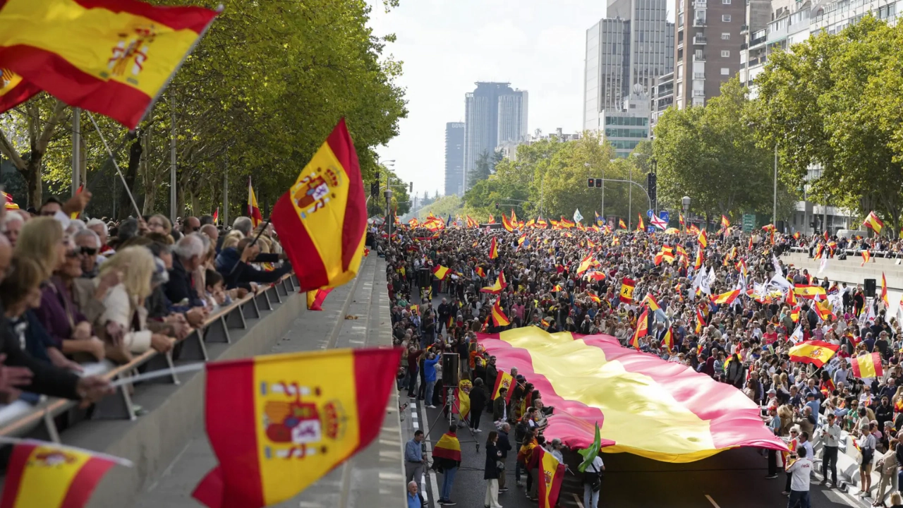 Miles de personas protestan contra Sánchez en Madrid y piden elecciones ...
