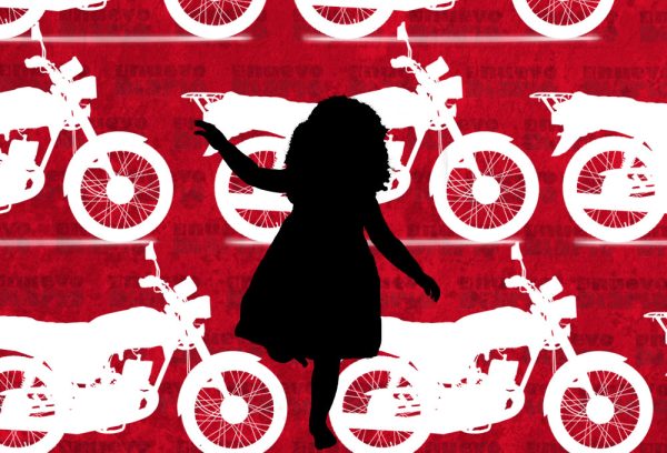 Motorista en vía contraria embiste a niña que cruzaba tras bajar de autobús escolar