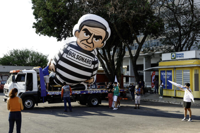 Estudiantes exhiben en Brasilia un muñeco hinchable de Bolsonaro vestido de recluso