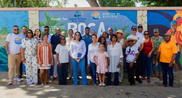 Clúster Turístico Boca Chica entrega un mural de pasteles a la comunidad