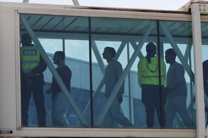Juez bloquea fin de protecciones legales de EEUU para 1.1 millones de venezolanos y haitianos