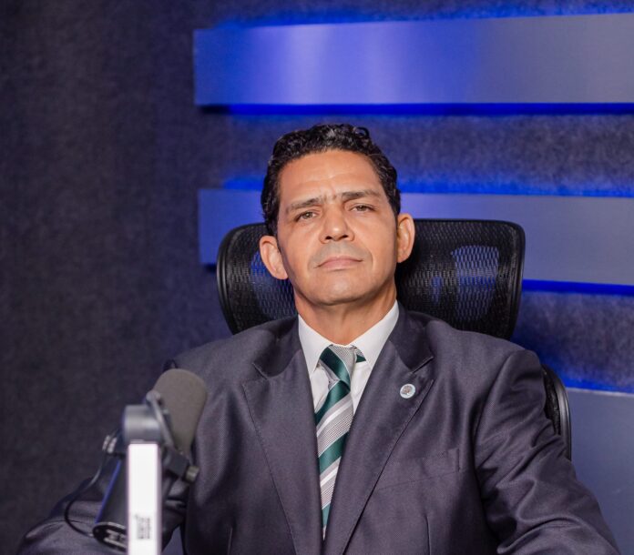 Politólogo Luis González sostiene que EE.UU. debe aceptar su declive y la era multipolar