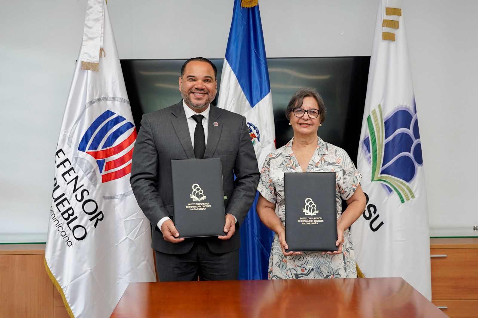 Defensor Colorado Defensor del Pueblo e Isfodosu firman convenio para promover educación ...
