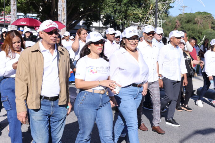 3.-Autoridades del ISFODOSU junto a otras personalidades durante caminata