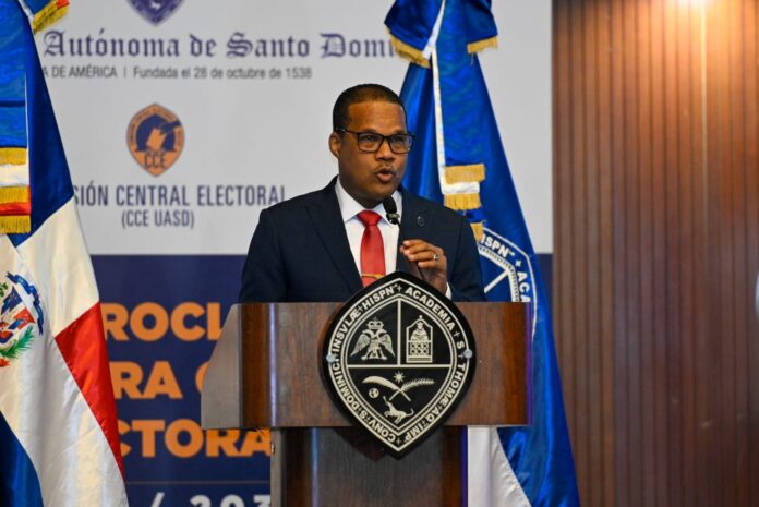 Con aires de innovación y continuidad, Radhamés Silverio presenta candidatura a rector de la UASD