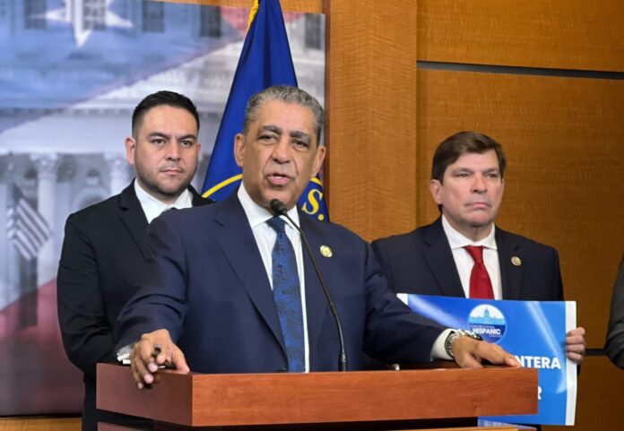 Congresista Espaillat condena operativos de ICE en la Universidad de Columbia