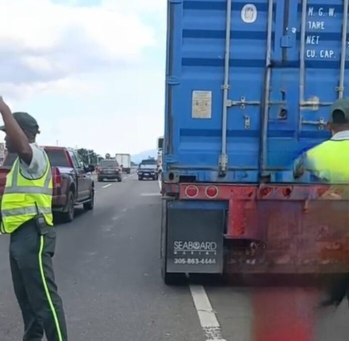 Dos hombres fallecen al ser impactados en su motocicleta por minibús en Monseñor Nouel