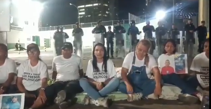 Familiares de presos políticos se unen a huelga de hambre en Caracas para pedir liberación