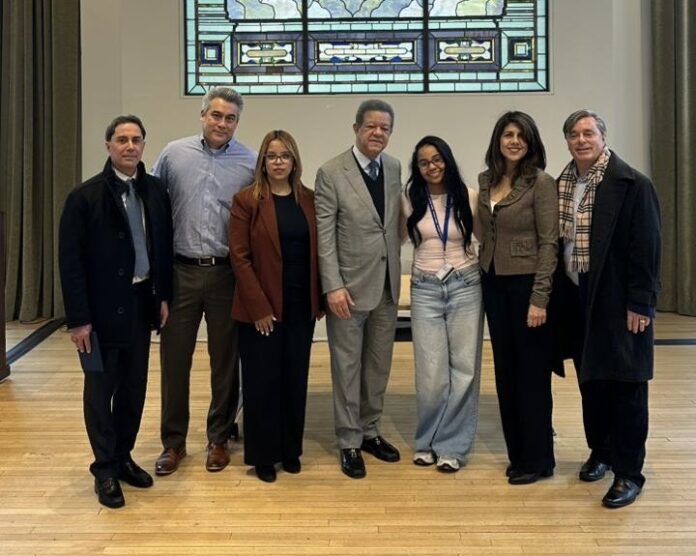 Leonel Fernández sostiene encuentro con autoridades de la Escuela de Periodismo de la Universidad de Columbia