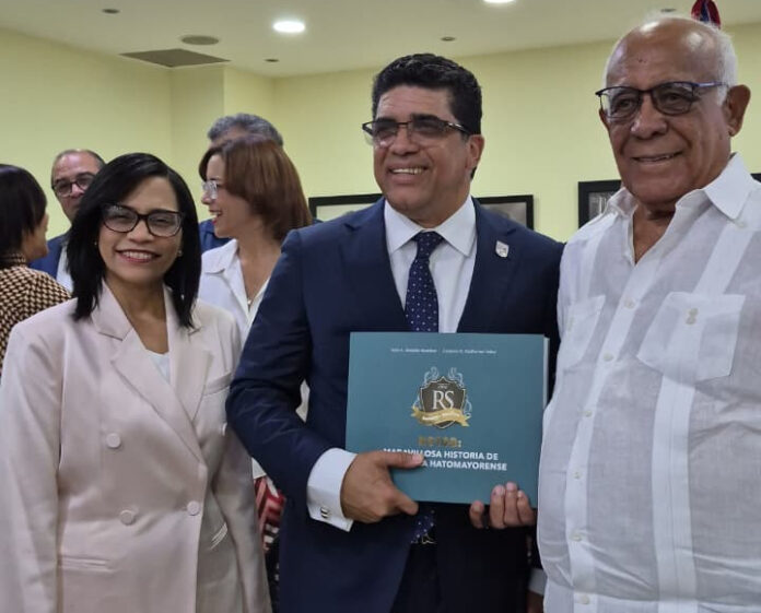 Iván Rondón presenta su libro RS100 Maravillosa Historia de una familia Hatomayorense