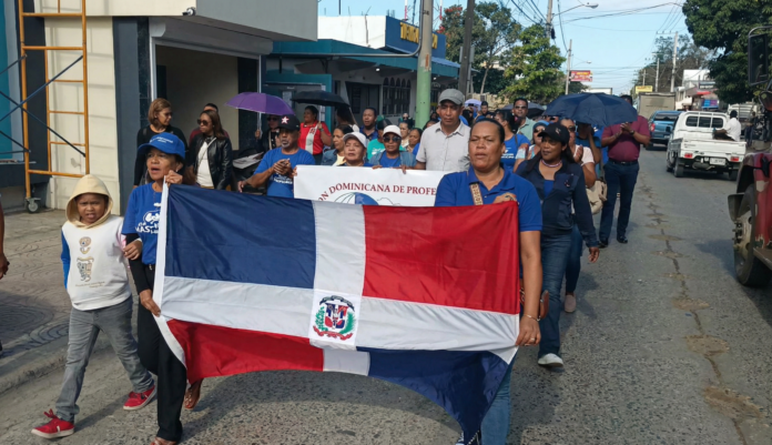Maestros mantienen paro y protestan por mejoras laboral y adecuación de escuelas en Navarrete