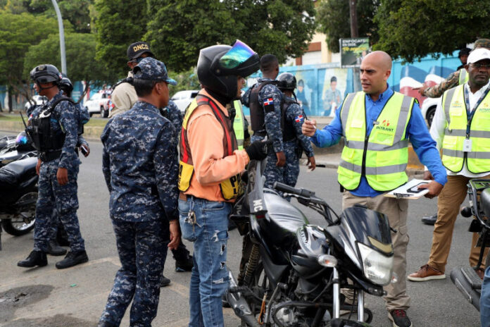14 haitianos detenidos durante operativo en DN contra paradas ilegales de motocicletas