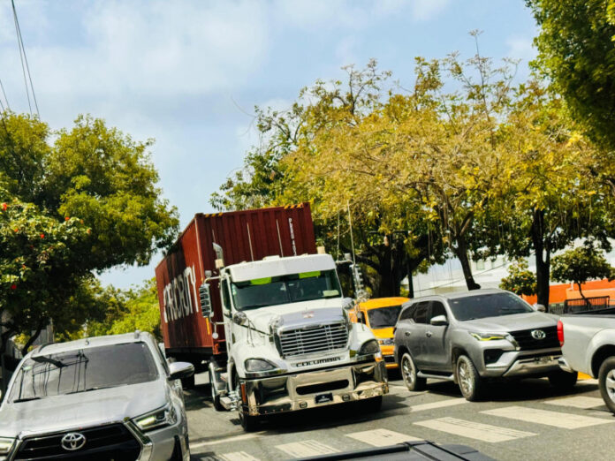 Dos gremios valoran limitar horario de vehículos pesados